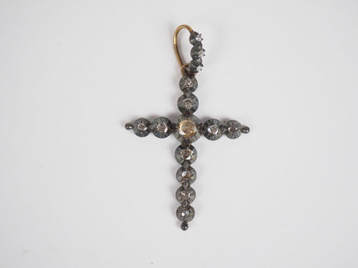 Croix provençale XIXème en argent et roses.  8 x 5 cm (avec la bélière