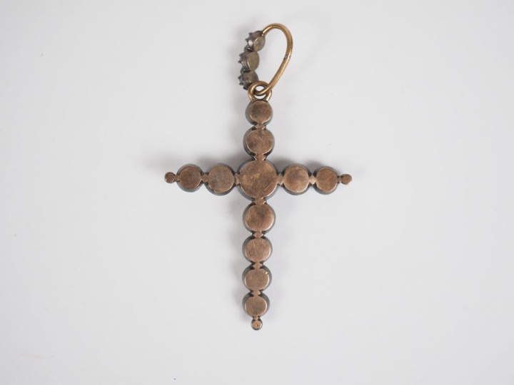 Croix provençale XIXème en argent et roses.  8 x 5 cm (avec la bélière