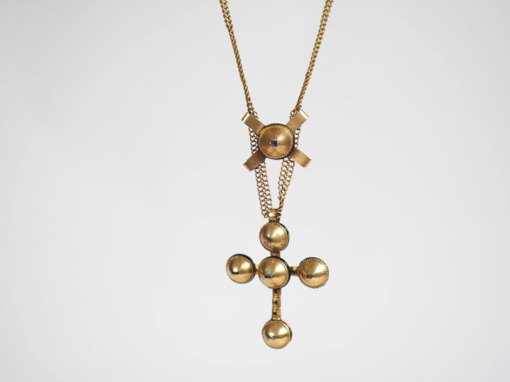 Croix provençale XIXème en or jaune, roses et émail noir et une chaine