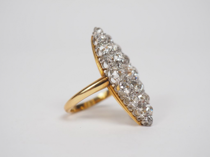 Bague marquise en or jaune, ornée d'un pavage de diamants et de roses.