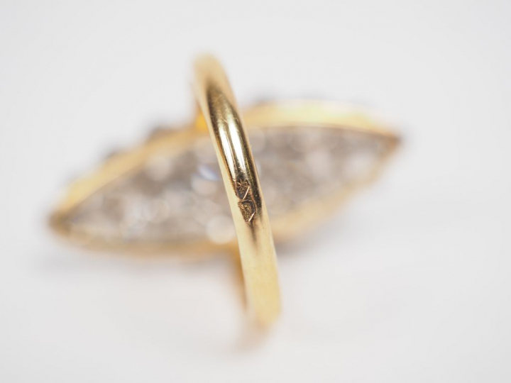 Bague marquise en or jaune, ornée d'un pavage de diamants et de roses.