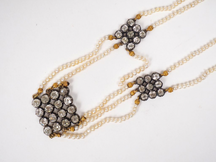 Collier de perles Napoléon III deux et trois rangs alternés de médaill
