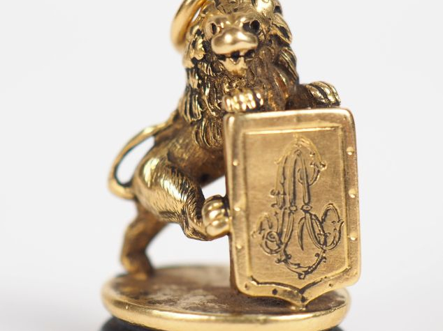 Pendentif en or jaune et jaspe sanguin figurant un lion héraldique.  H