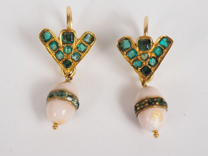 Paire de perces oreilles Napoléon III en or jaune, pierres vertes et é