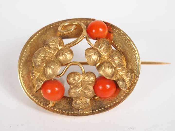 Broche Napoléon III en or jaune et perles de corail, à décor de pampre