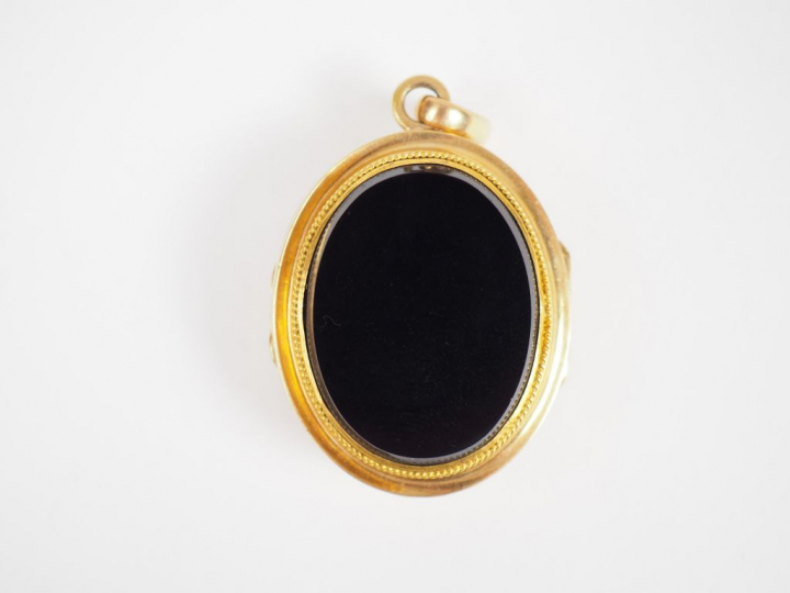 Médaillon porte-photo Napoléon III en or jaune, onyx et perles à décor