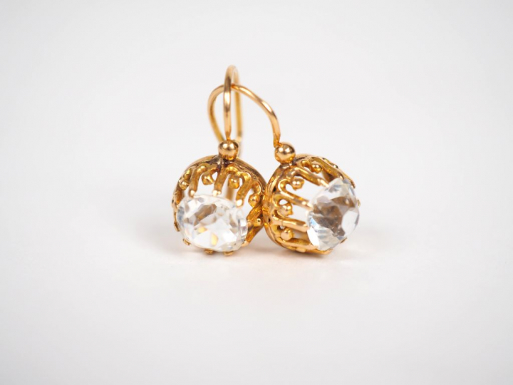 Paire de boucles d'oreilles en or jaune, ornée de pierres à l'imitatio