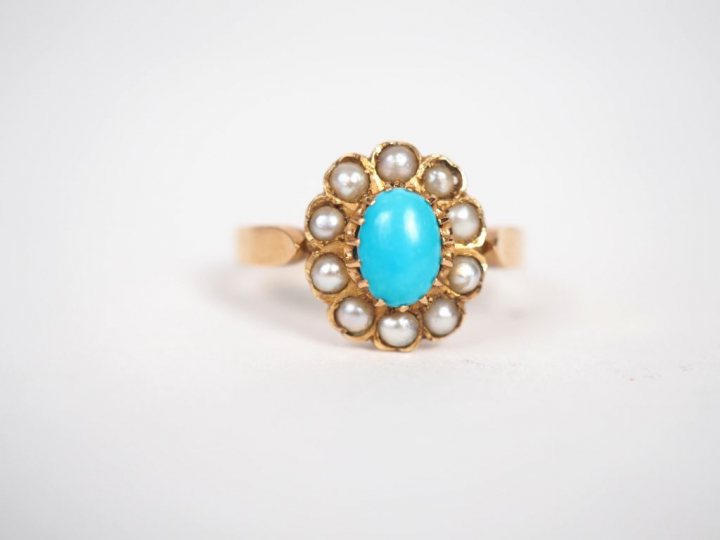 Bague marguerite en or jaune, ornée en son centre d'un turquoise en ca