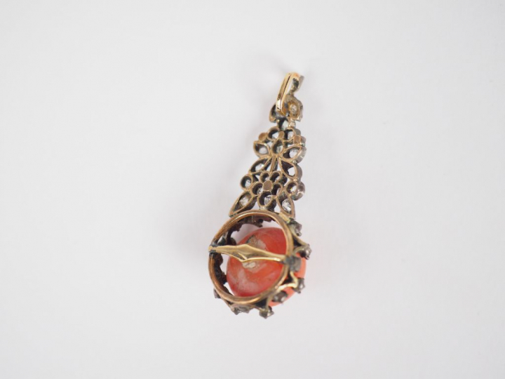Pendentif en vermeil, orné d'un corail en cabochon et de petits diaman
