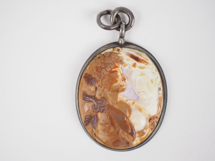 Camée coquille figurant deux homme à l'antique monté en pendentif.  Mo