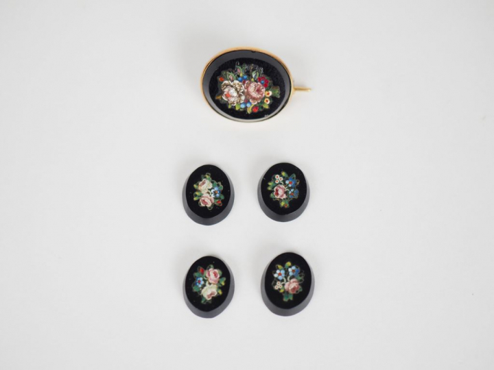 Petite broche en micromosaïques, à décor de fleurs.  Monture en or jau