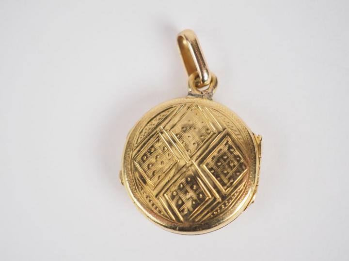 Pendentif porte-photo circulaire en or jaune et pierres de couleur.  P