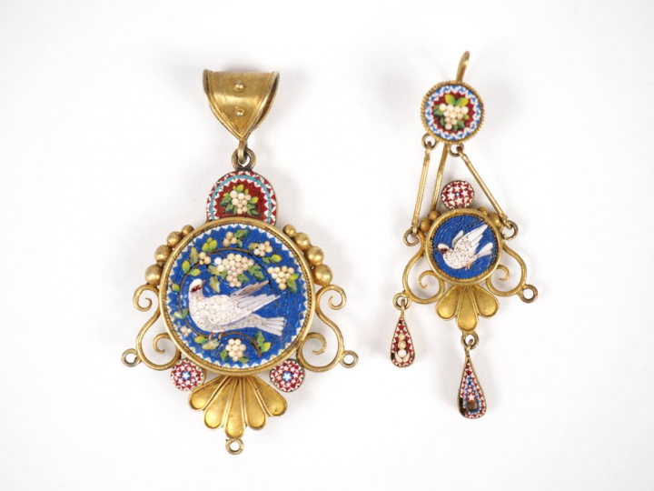 Pendentif et une boucle d'oreille assortie, en micromosaïques, à décor