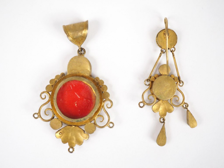 Pendentif et une boucle d'oreille assortie, en micromosaïques, à décor