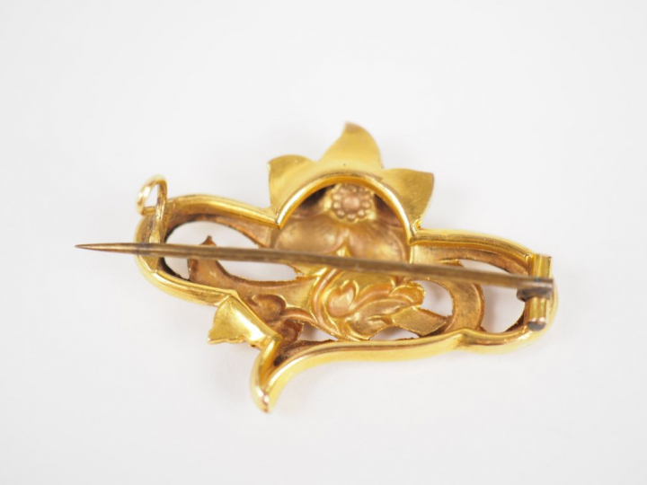 Broche en or jaune, à décor d'une fleur ornée d'une perle en son centr