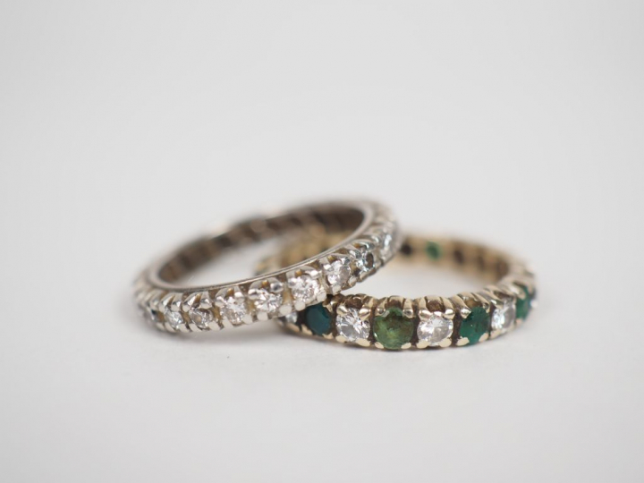 Deux différentes alliances américaines : l'une en or blanc et diamants