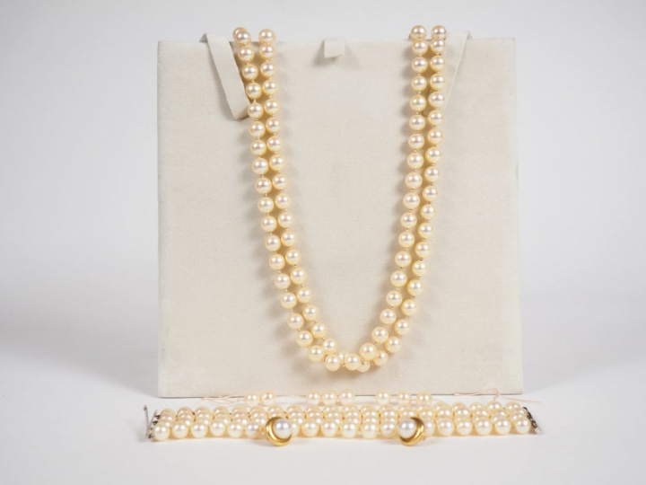 Parure en perles de culture, comprenant un bracelet quatre rangs, un c