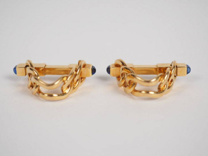 Paire de boutons de manchettes en or jaune ornés de petits cabochons d