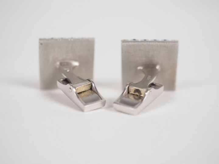 Paire de boutons de manchettes en or blanc, diamants et petits saphirs