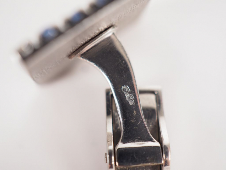 Paire de boutons de manchettes en or blanc, diamants et petits saphirs