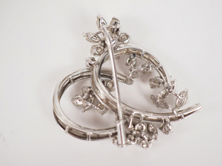 Broche en or blanc diamants et diamants baguette en forme de feuillage