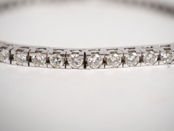 Bracelet articulé en or blanc orné de 51 petits diamants.  Long. 18,5 