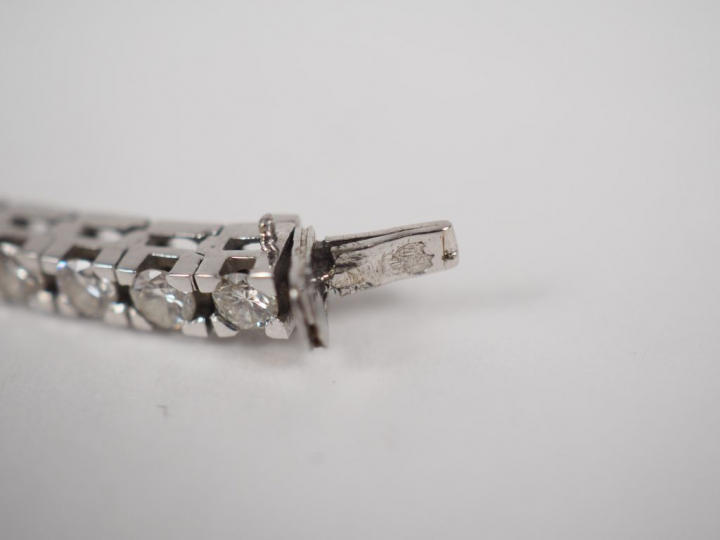Bracelet articulé en or blanc orné de 51 petits diamants.  Long. 18,5 