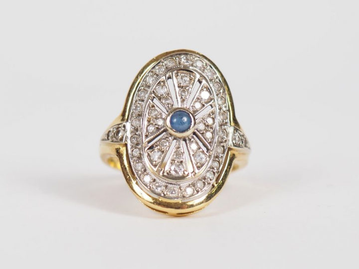 Bague en or jaune, plateau ajouré à décor d'un pierre bleu en cabochon