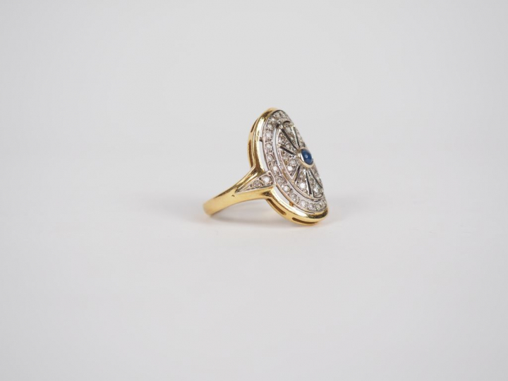 Bague en or jaune, plateau ajouré à décor d'un pierre bleu en cabochon