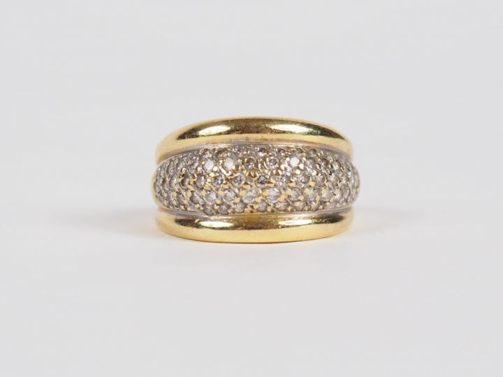 Bague dôme en or jaune et pavage de diamants.  TDD. 59 Poids tel. 10,3