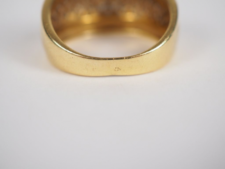 Bague dôme en or jaune et pavage de diamants.  TDD. 59 Poids tel. 10,3