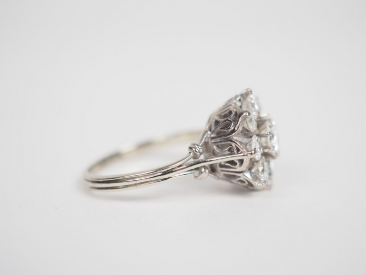 Bague marguerite en or blanc, ornée en son centre d'un diamant d'envir