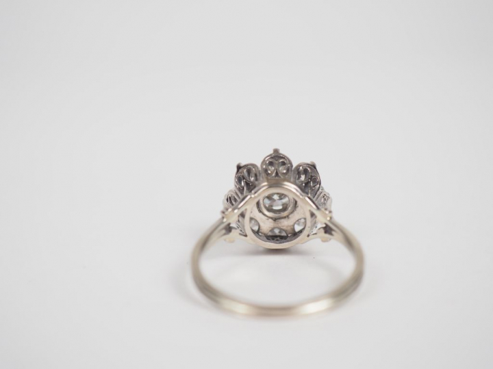 Bague marguerite en or blanc, ornée en son centre d'un diamant d'envir