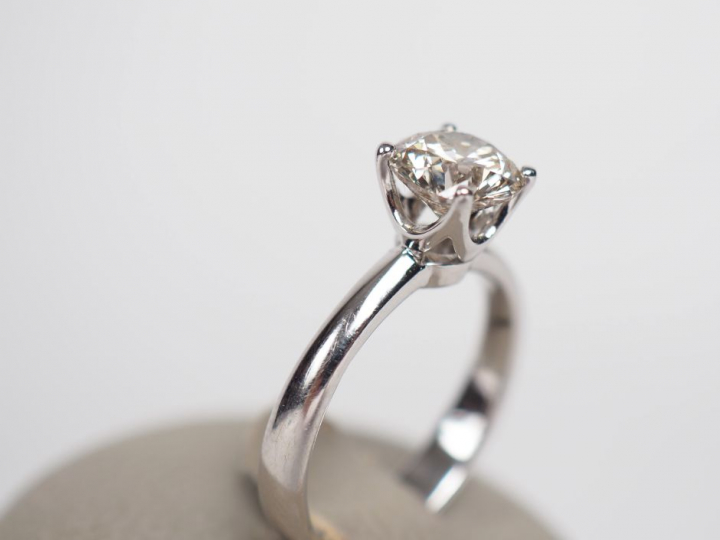 Bague en or blanc 14K ornée en son centre d'un diamant Light Brown-SI1