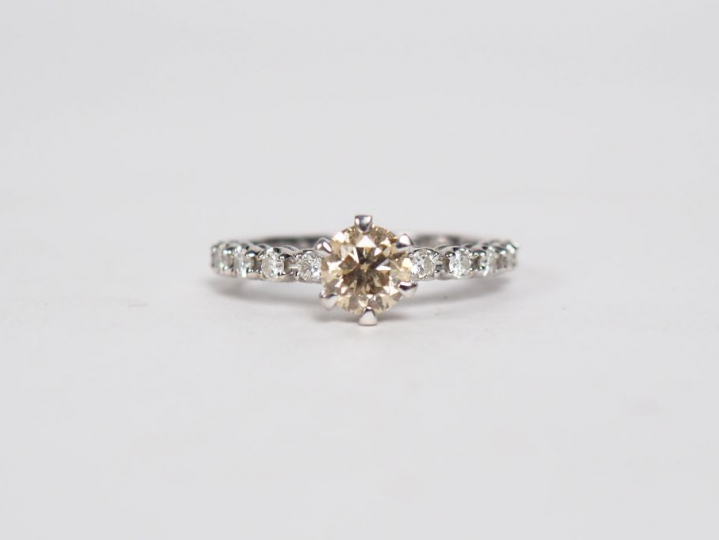 Bague en or blanc 14k, ornée en son centre d'un diamant Fancy Light (A