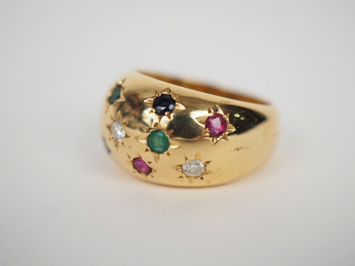 Bague dôme en or jaune, ornée de diamants et de pierres de couleur.  T