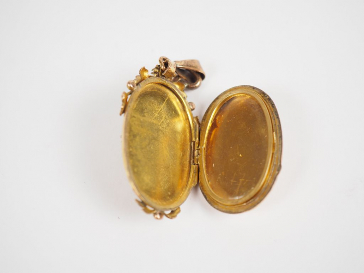 Pendentif porte-photo Napoléon III en pomponne, perles et pierre verte
