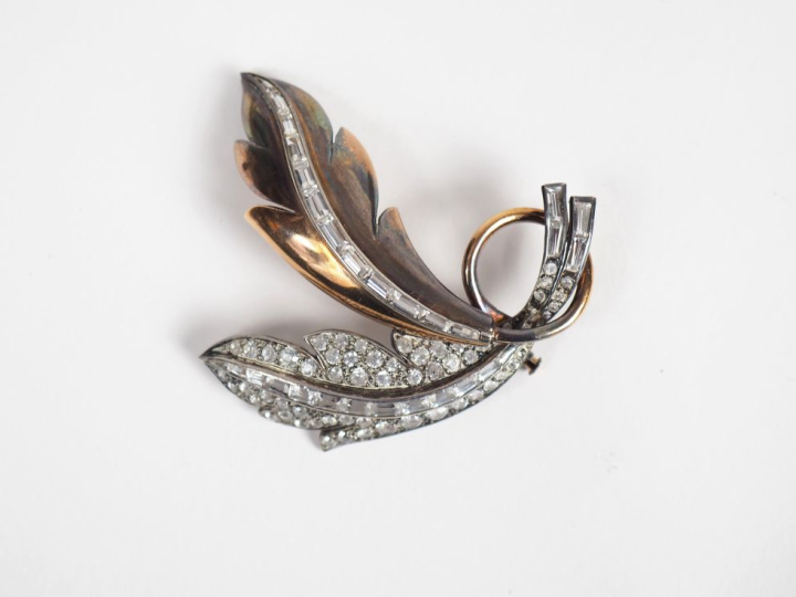 Broche en forme de feuilles en vermeil et argent, ornée de pierre à l'