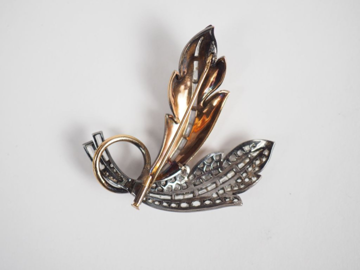 Broche en forme de feuilles en vermeil et argent, ornée de pierre à l'