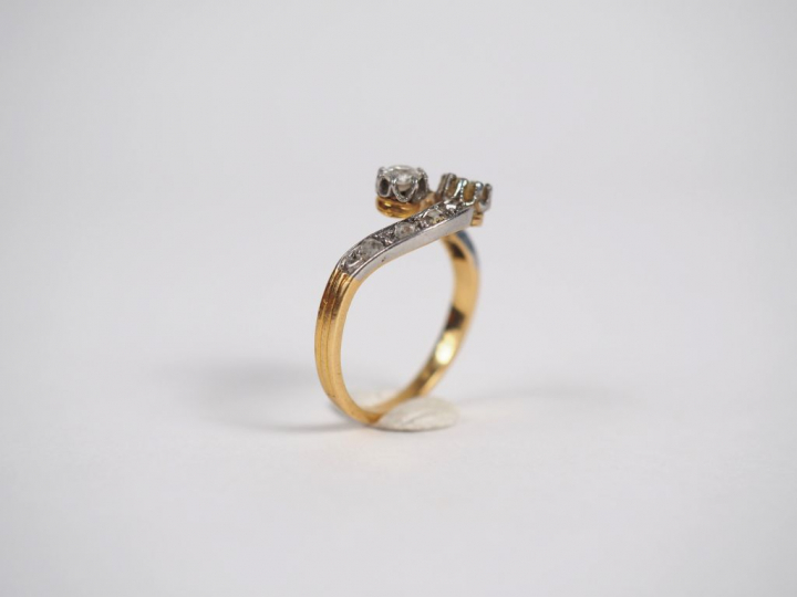 Bague "Toi   Moi" en or jaune, ornée d'un petit diamant et de roses. T