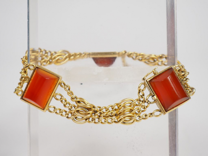Bracelet en or jaune, triple rangs alternés de trois pierres de couleu