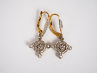 Vente aux enchères Paire de perces oreilles en or jaune et roses.  Poids tel. 3,49 g (pet