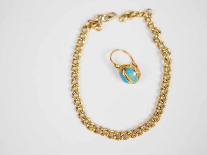 Lot comprenant :  - un perce-oreille en or jaune et émail bleu (petit 
