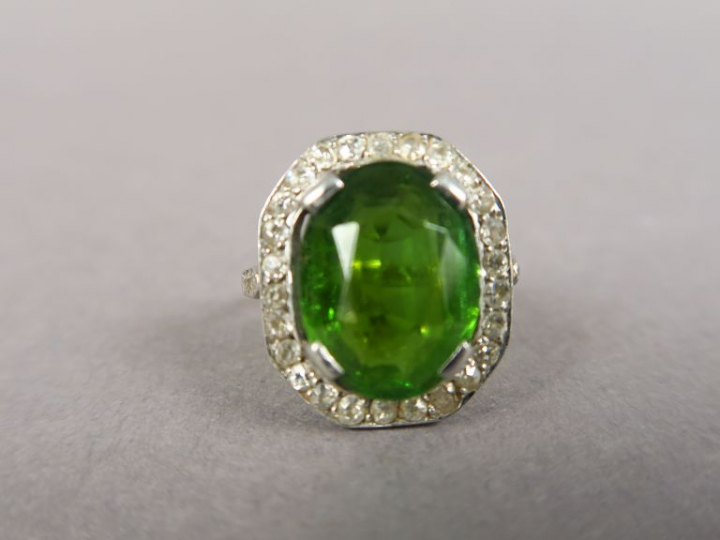 Bague Art déco en or, ornée d'une pierre verte entourée de roses. Poid