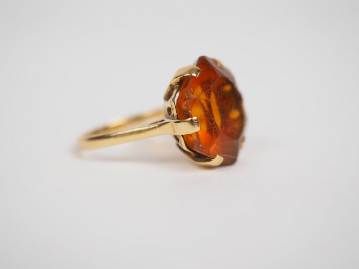 Bague en or jaune sertie d'un quartz. TDD. 51 Poids tel. 5,42 g (petit