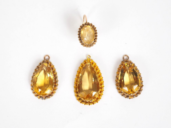 Lot comprenant trois pendentifs et un perce oreille en or jaune et qua