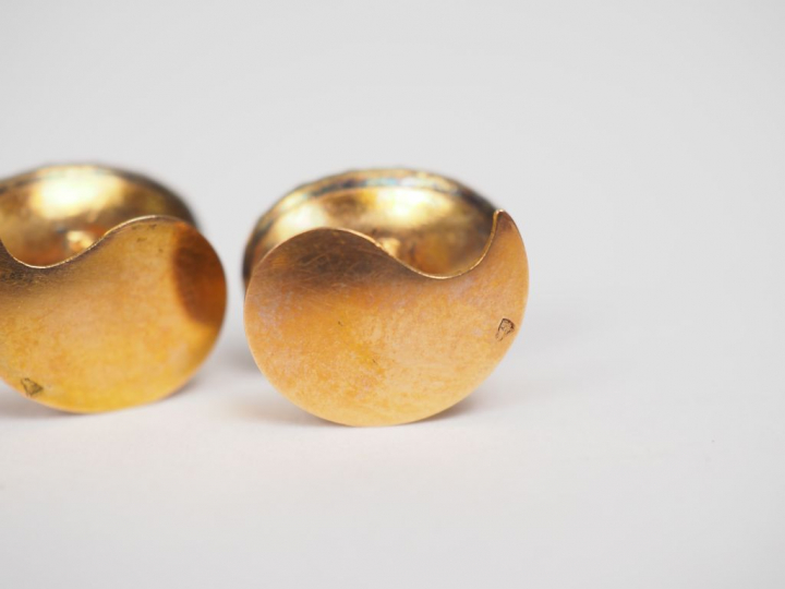 Paire de boutons de manchette en or jaune, grenat et perles en forme d