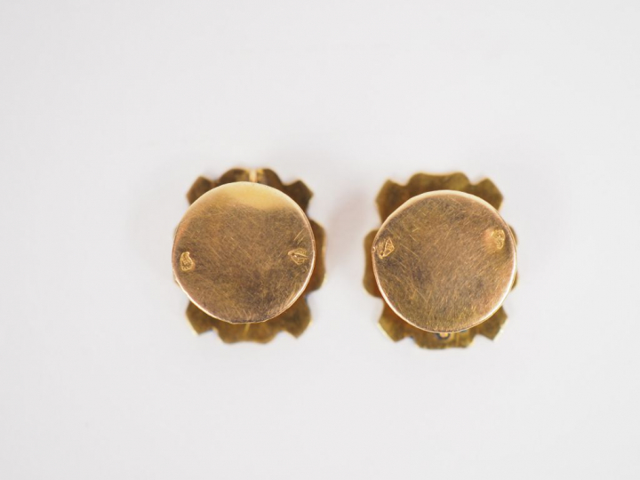 Lot comprenant :  - une paire de boutons de col en or jaune et émail b