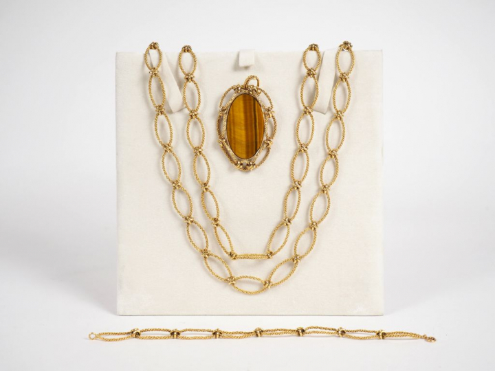 Parure en or jaune, comprenant :  - un sautoir,  Long. 147 cm Poids. 1