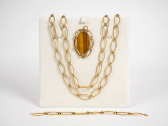 Vente aux enchères Parure en or jaune, comprenant :  - un sautoir,  Long. 147 cm Poids. 1